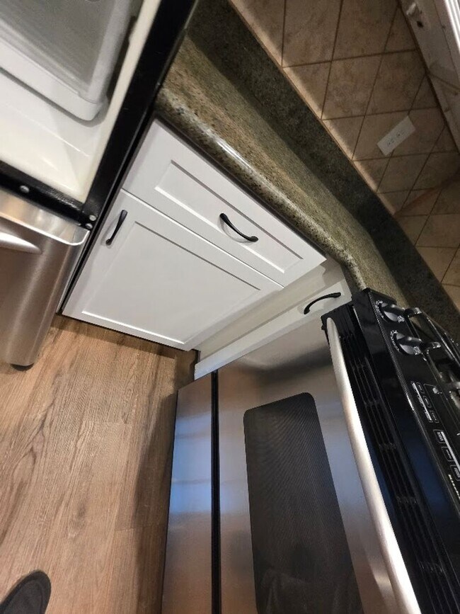 Building Photo - RENOVATED 2BD/1.5 BATH WITH PARKING, LAUNDRY, AND FULL H-VAC