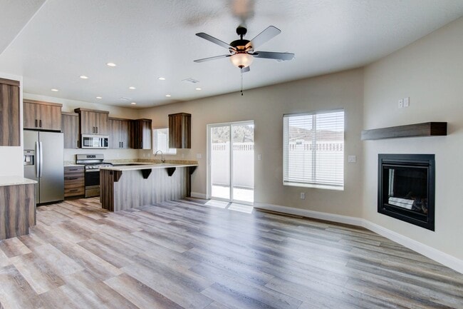 Building Photo - Newer 3 bedroom 2.5 bathroom townhome in Cedar City!