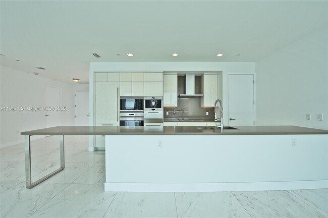 Building Photo - 17475 Collins Ave