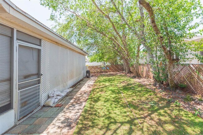 Building Photo - 8253 Redfield Dr
