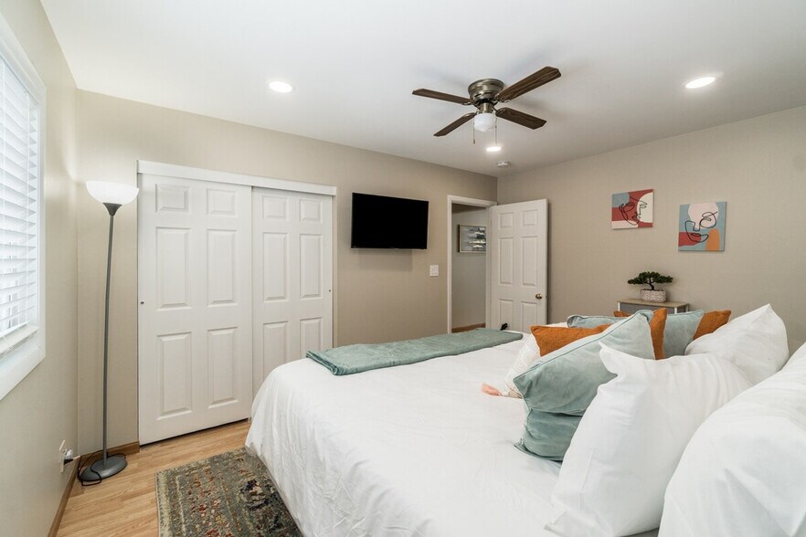 Building Photo - 12 E Berkley Ln