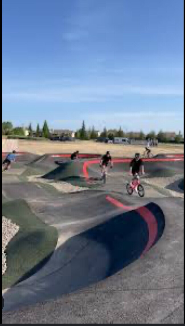 Building Photo - 1104 Ashera St