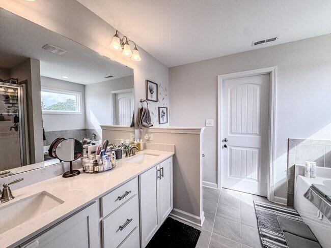 Building Photo - Stunning 4 Bed Home with Fenced Backyard