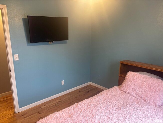 Building Photo - 705 Crestview Dr