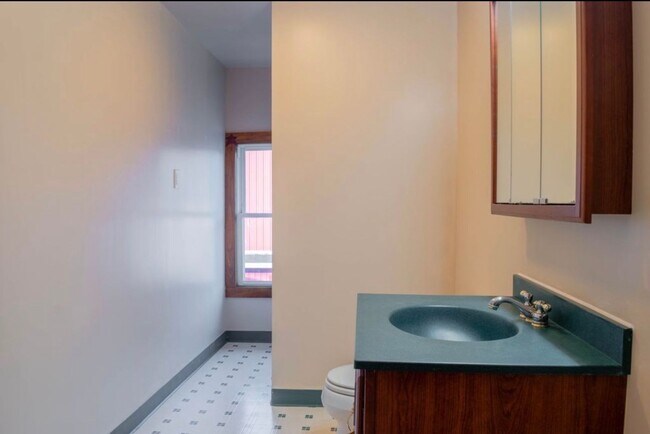 Building Photo - 11 N Main St