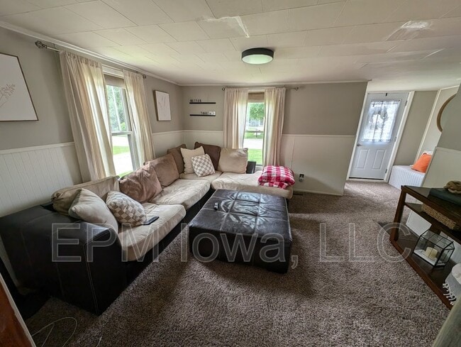 Building Photo - 608 8th Ave SW