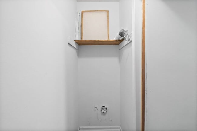 Building Photo - Three Bedroom on Corner Lot!