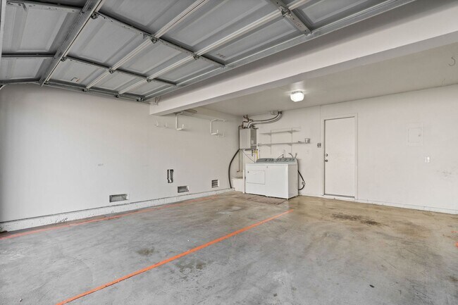 Building Photo - Well Maintained 3 Bedroom Condo in Gated R...