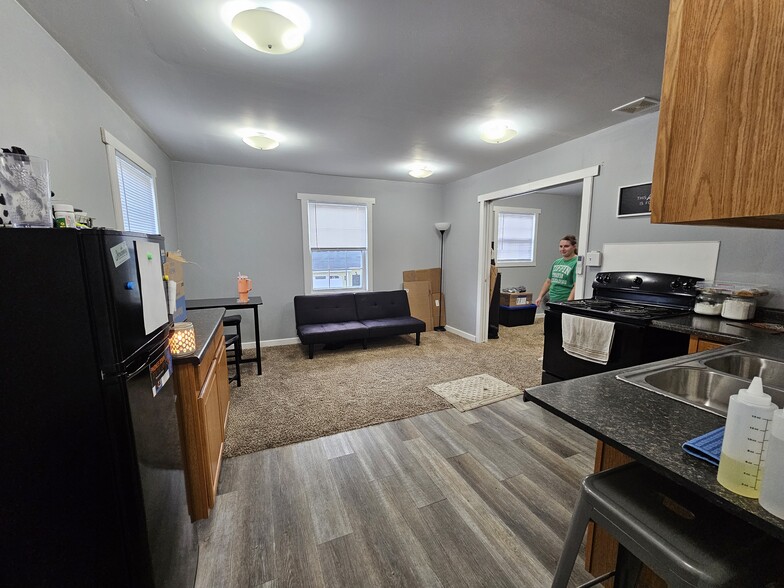 Building Photo - 807 Maple Ave