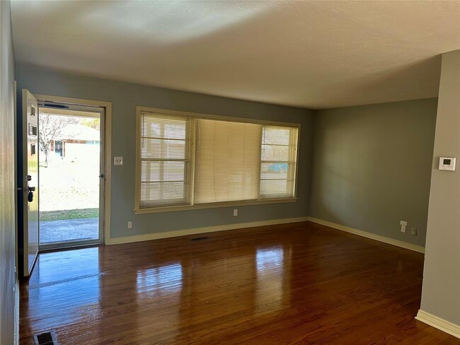 Building Photo - 1224 Westlawn Dr