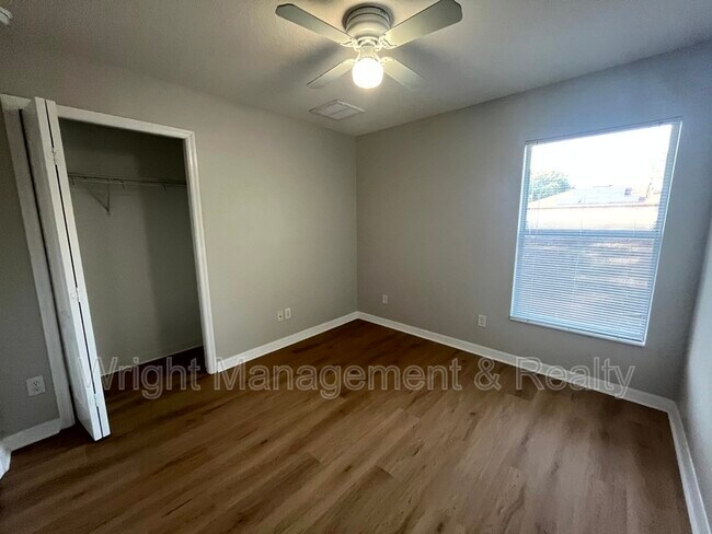 Building Photo - 7843 Foxgrove Dr