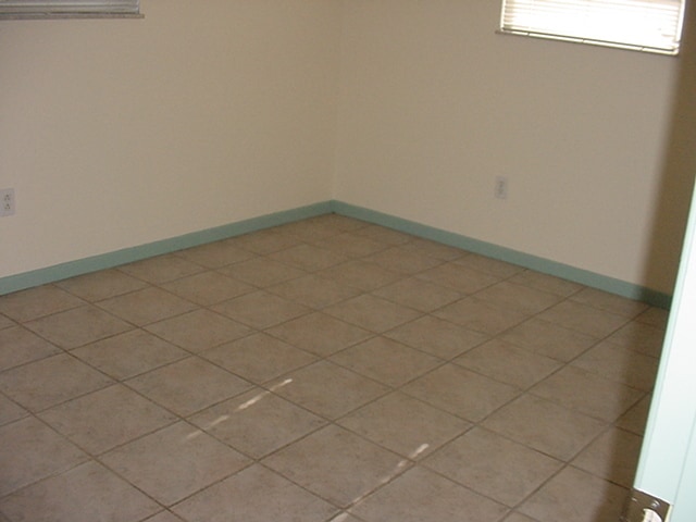 Building Photo - 2427 NW Holiday Ct