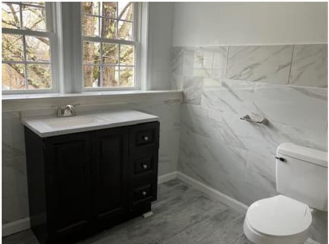 Building Photo - 21 E Lake Rd