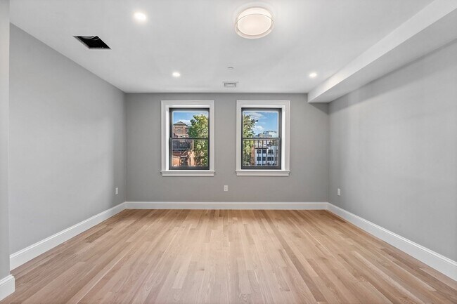 Building Photo - 903 Beacon St