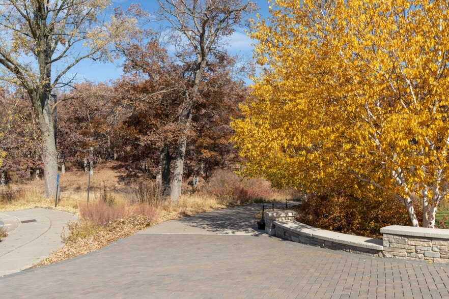 Silverwood paths - 2525 Maple Ln