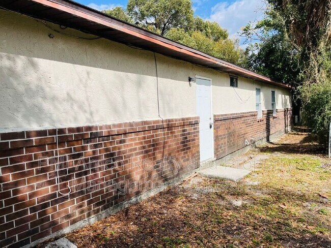 Building Photo - 1031 Crestview Ave