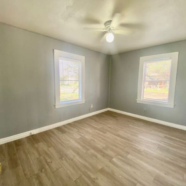 Building Photo - Handyman Special $0 First Month's Rent / $0 Deposit at move-in “You fix, you SAVE BIG!!” Contact ...