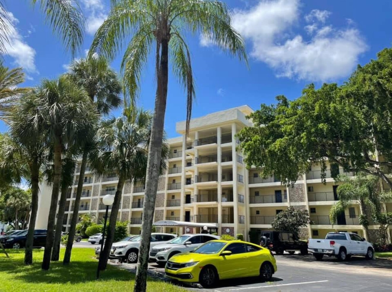 Building Photo - 2751 N Palm Aire Dr