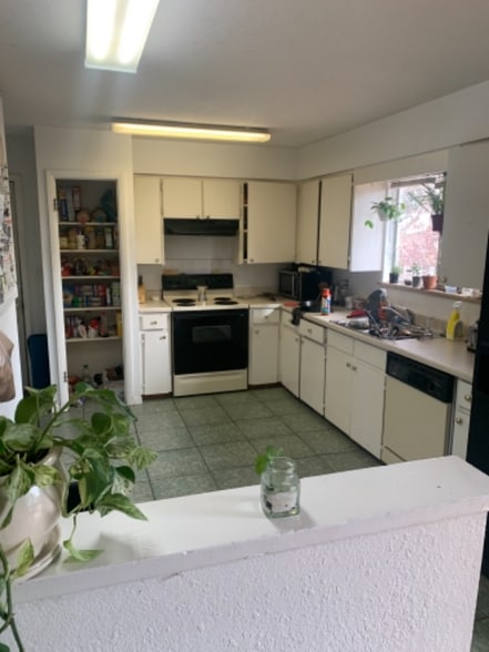 Building Photo - 1240 Southridge Dr