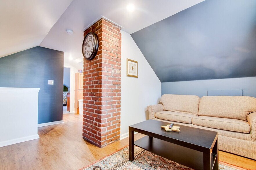 Building Photo - 42 Old Lancaster Rd