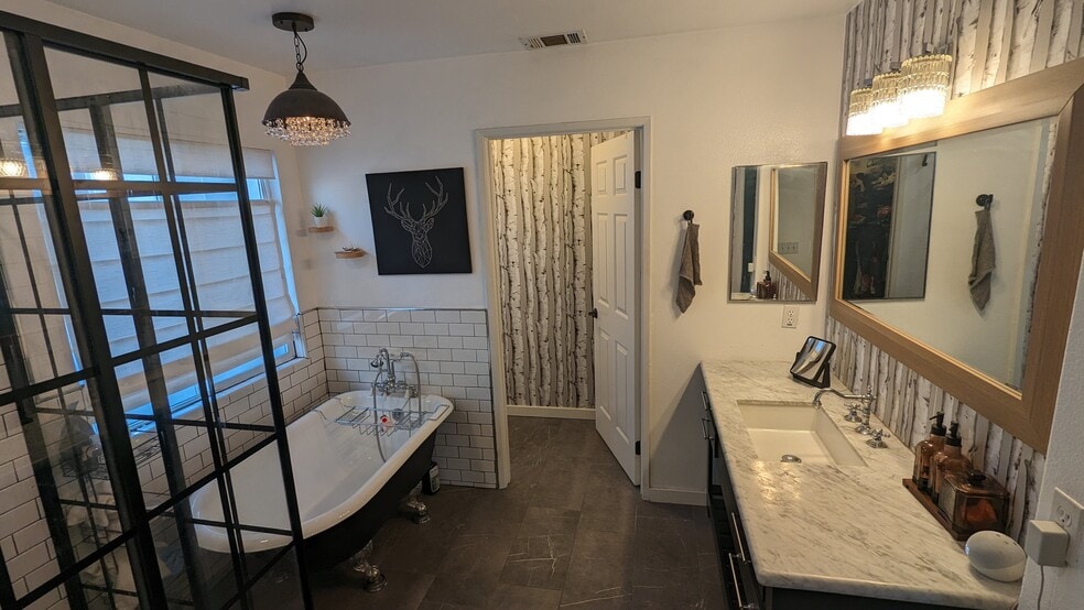 Building Photo - 1554 Plymouth Ln