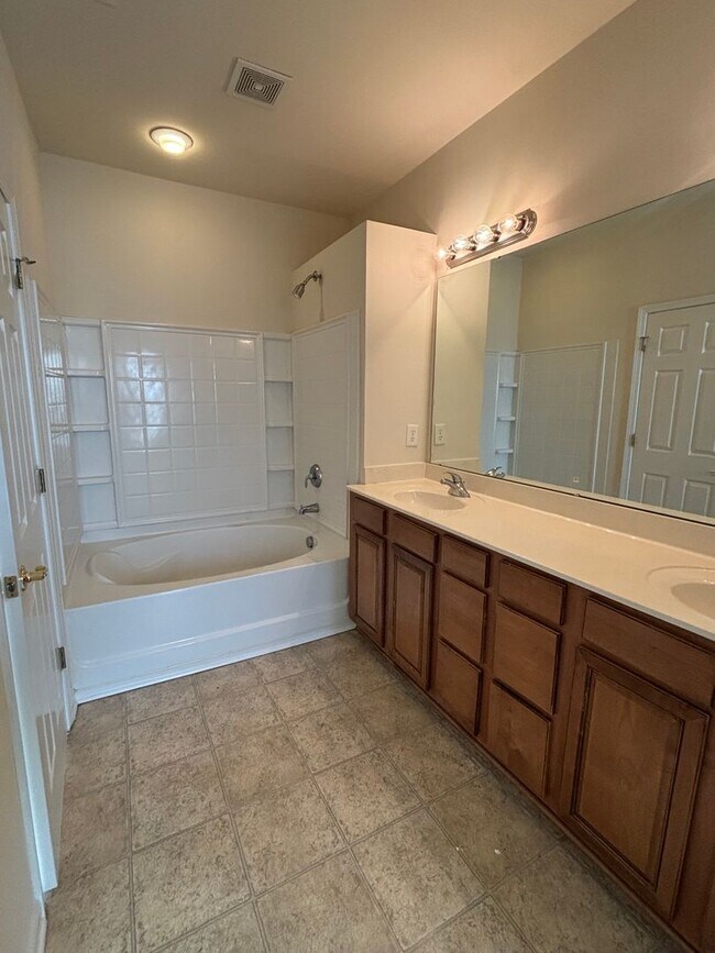 Building Photo - Spacious End Unit 3BR/2.5BA Townhouse