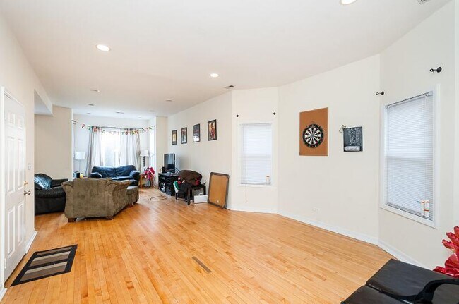 Building Photo - 3216 N Kenmore Ave