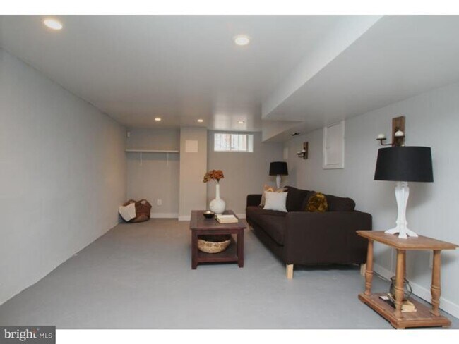 Building Photo - Bright 3 bed 1.5 bath in WHITMAN SOUTH PHI...