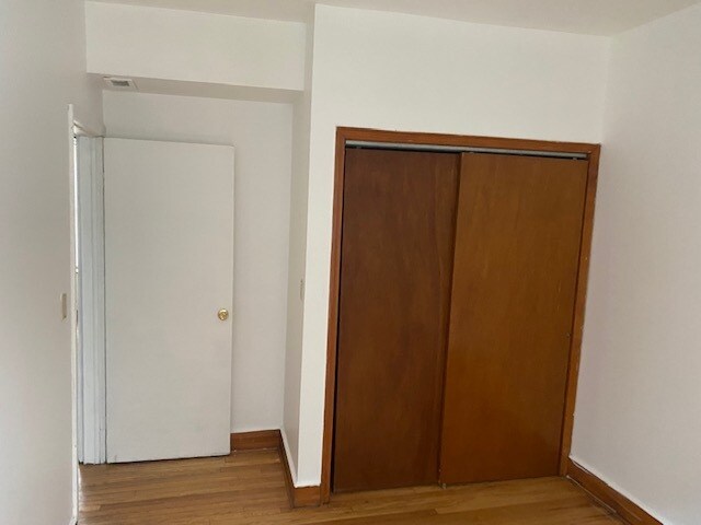 East Bedroom - 4922 N Kedzie Ave