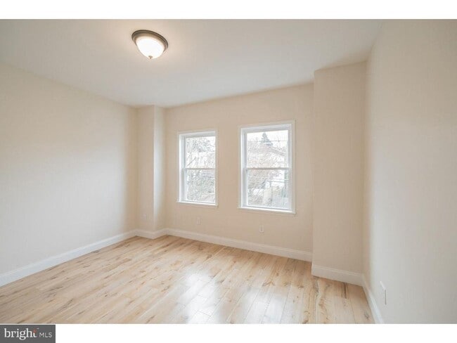 Building Photo - 253 Iona Ave
