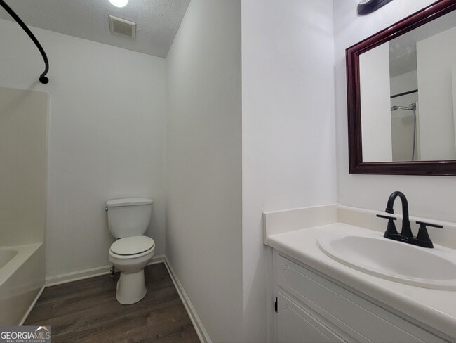 Building Photo - 611 Leigh Ct