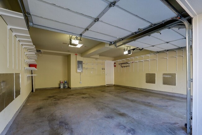 Building Photo - 3 Bed / 2.5 Bath beautiful end unit townhome with tons of upgrades. YouTube Tour!!