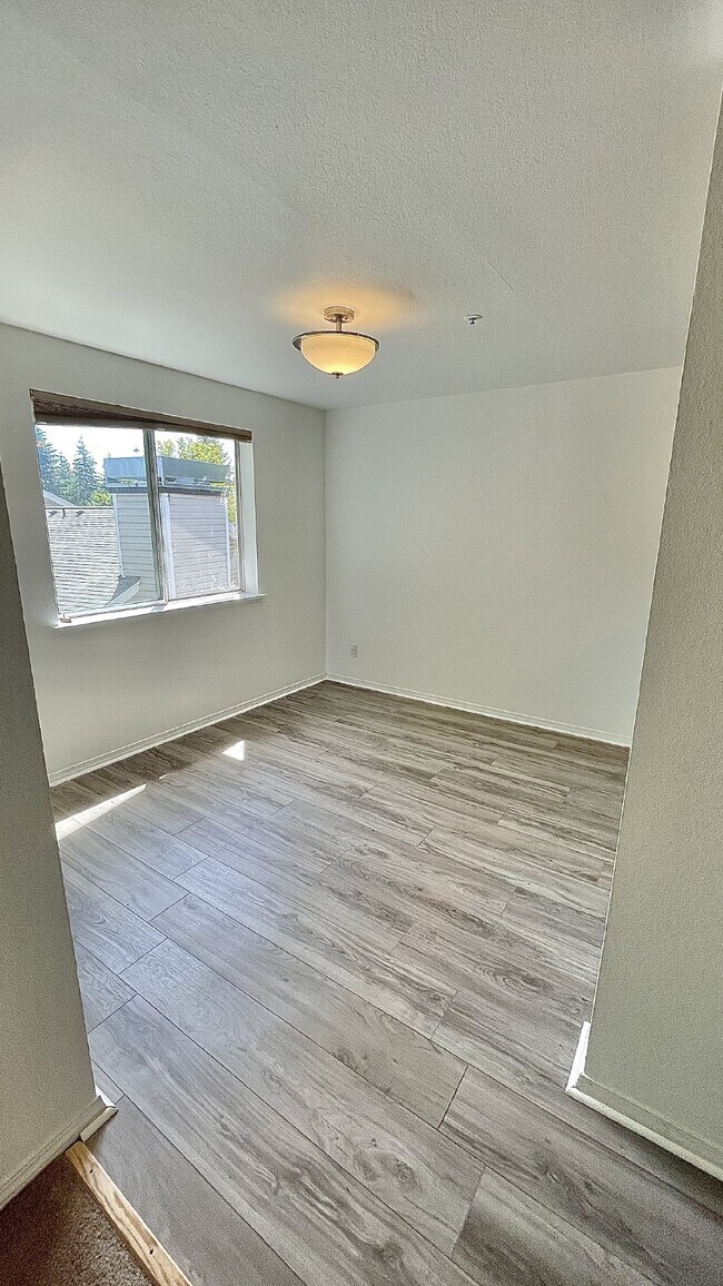 Building Photo - Serene Top-Floor Condo in Lake Forest Park...