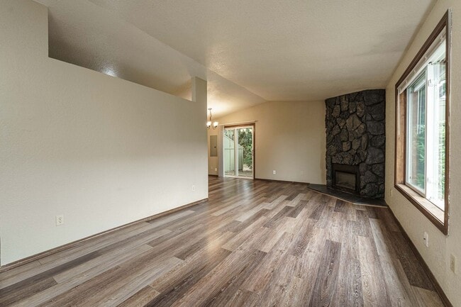 Building Photo - 2 Bedroom 2 Bath with single car garage