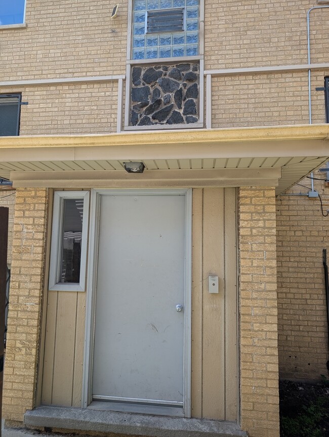 Building Photo - 1047 E 80th St