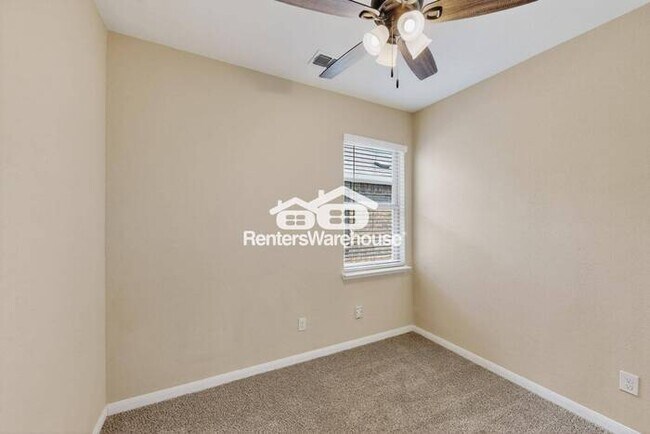 Building Photo - MOVE IN READY COMPLETELY UPDATED - 3BED/2B...