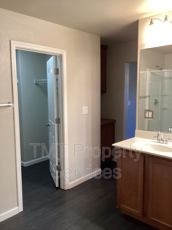 Building Photo - 530 Candela Cir