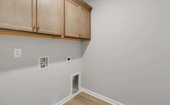 Building Photo - Spacious 5-Bedroom Home with Modern Finishes in Prime Elgin Location