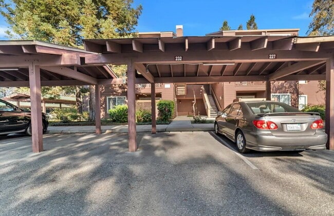 Building Photo - Charming 1 bedroom condo centrally located...