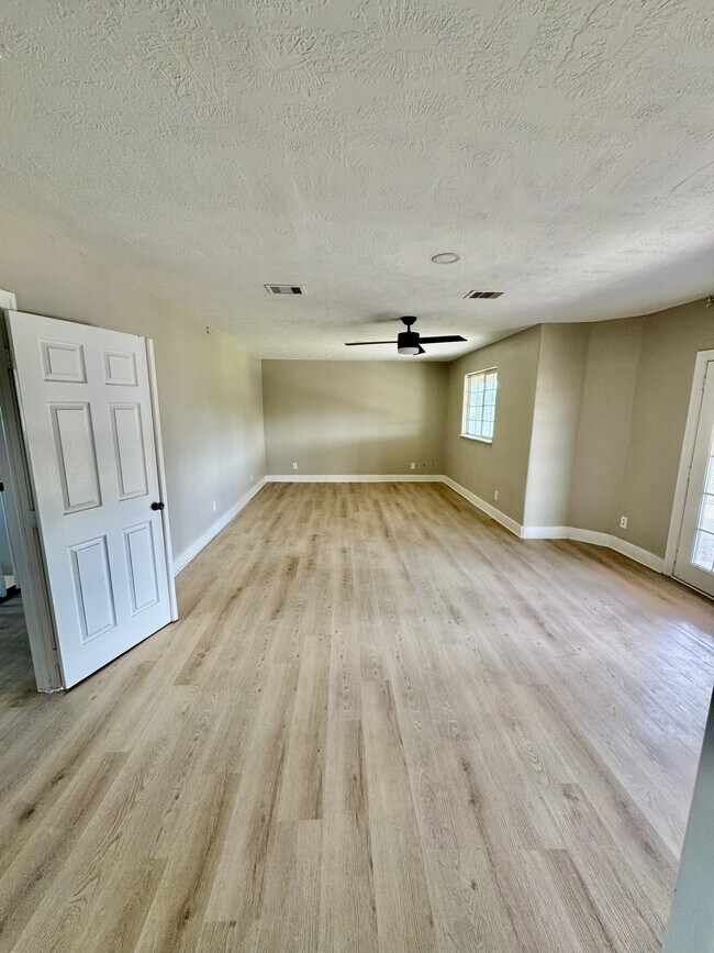 Building Photo - 4415 Tulip Ln
