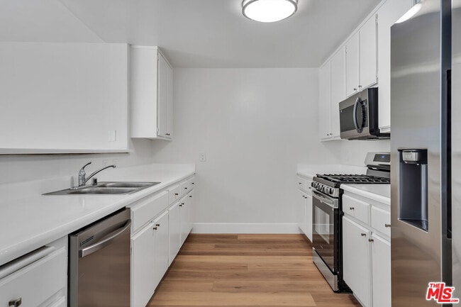 Building Photo - 2050 S Bentley Ave