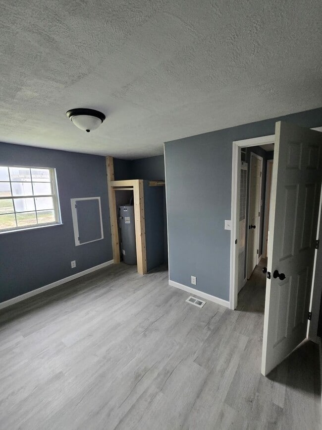 Building Photo - Recently Remodeled