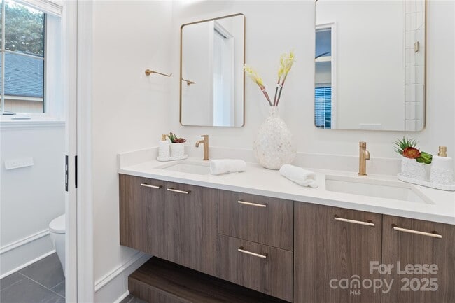 Building Photo - 705 S Torrence St