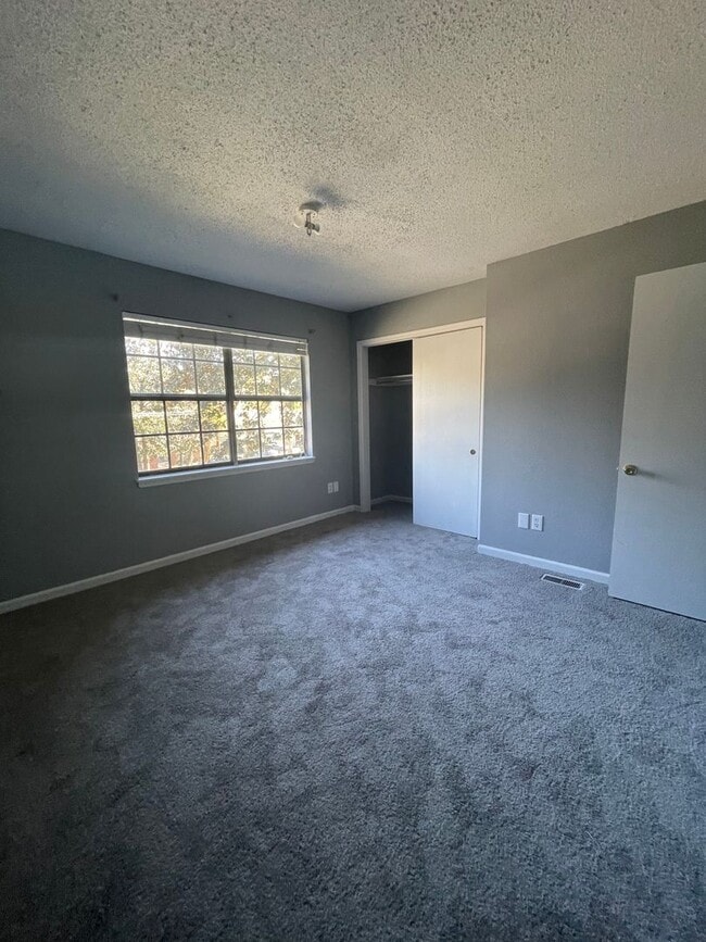 Building Photo - Spacious 2-Story End-Unit Townhome in Prim...