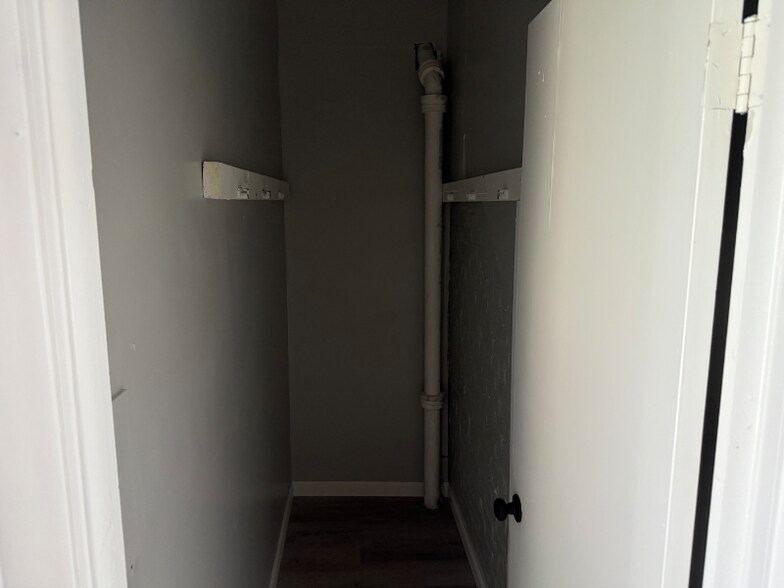 Building Photo - 827 N Oakland St