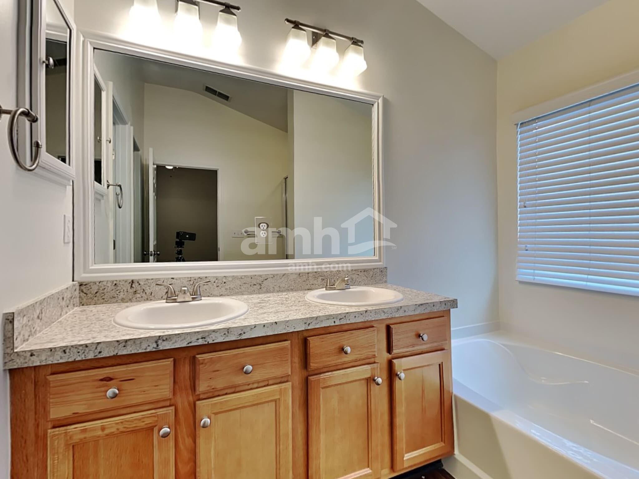 Building Photo - 587 Arborwood Dr