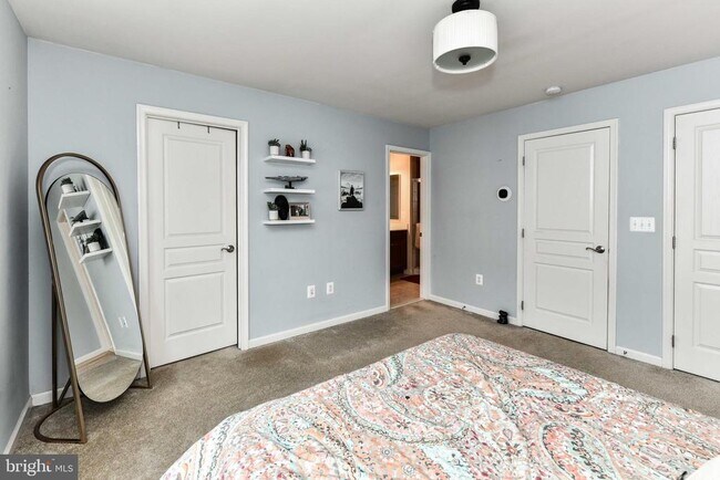 Building Photo - 2505 S Kenmore Ct