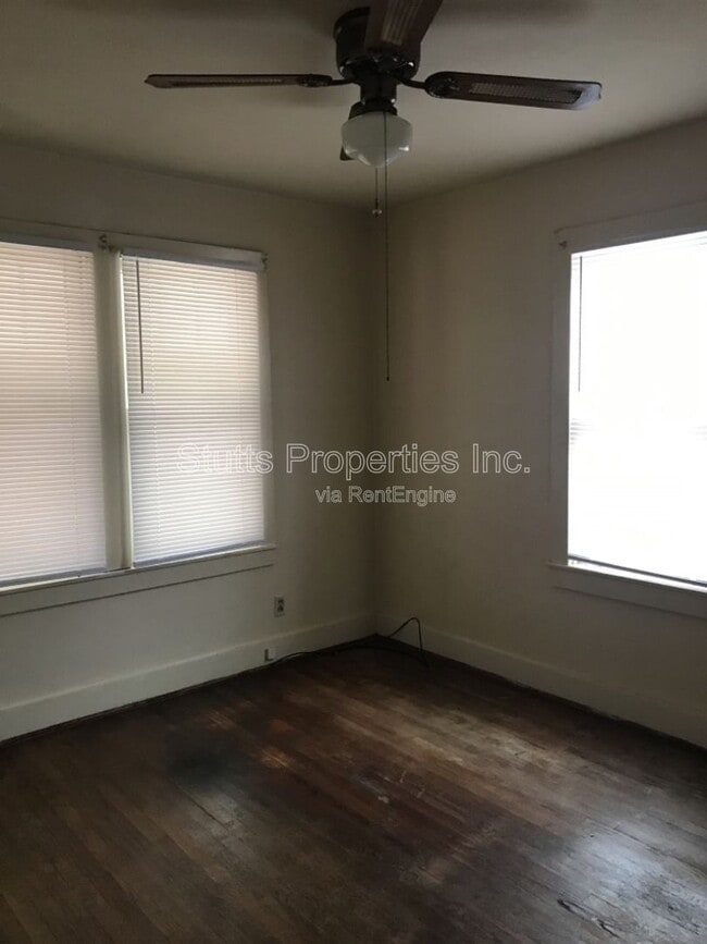 Building Photo - 903 E 8th St