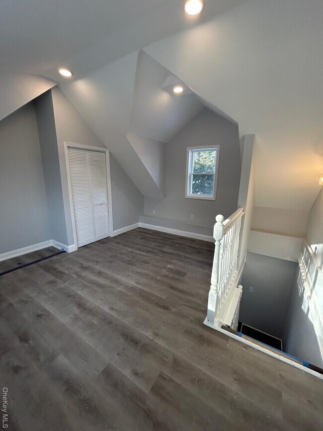 Building Photo - 165 S Cross Rd