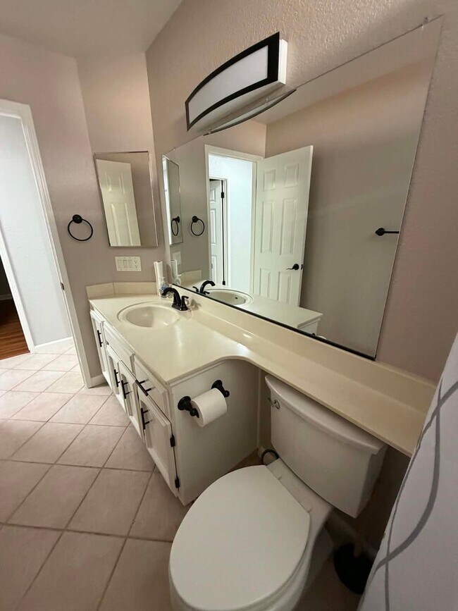 Building Photo - Beautifully Updated 3 Bedroom Home